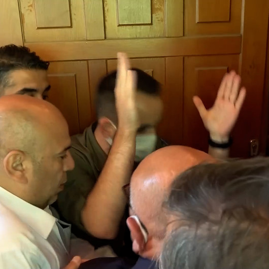 İYİ Partililerin makam odası mücadelesi korumaları çileden çıkardı